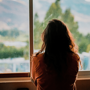 Une femme triste et perdue car elle vie une relation-pansement